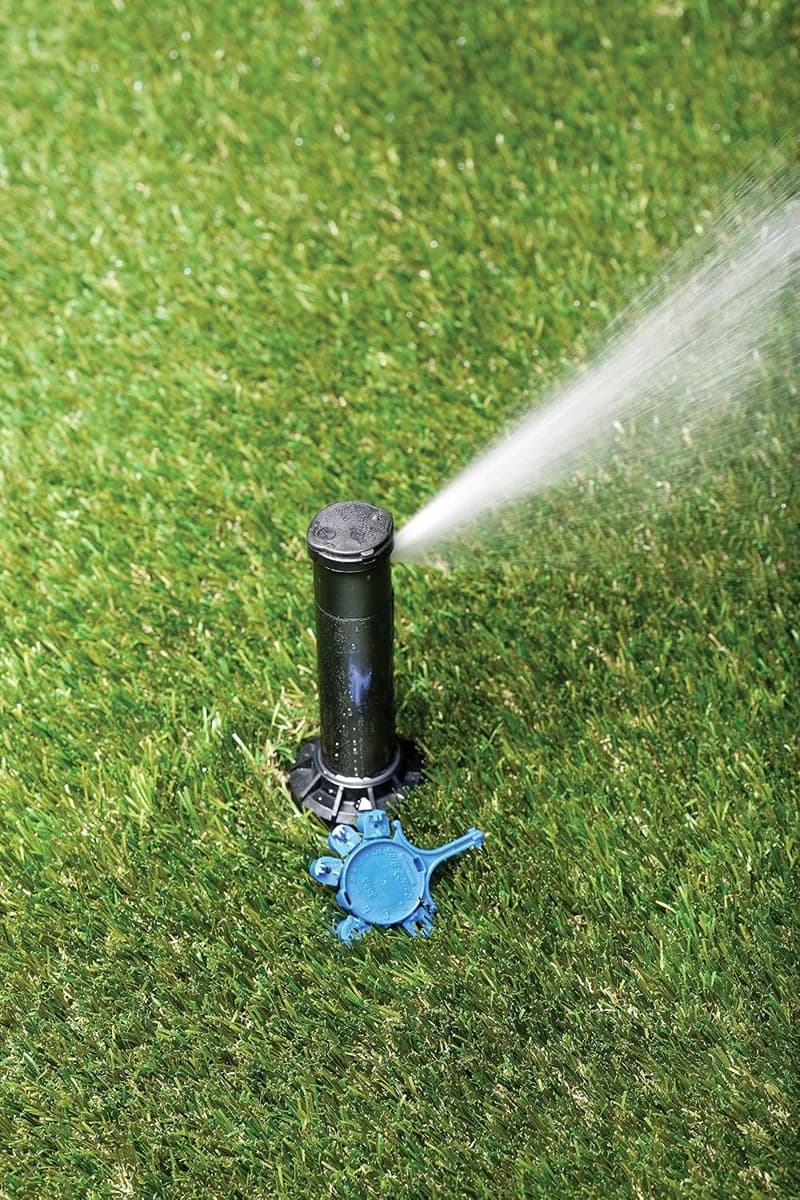 Rain Bird CP3504PC Pro Rotor — Çim alanda rotor ve nozul örneği