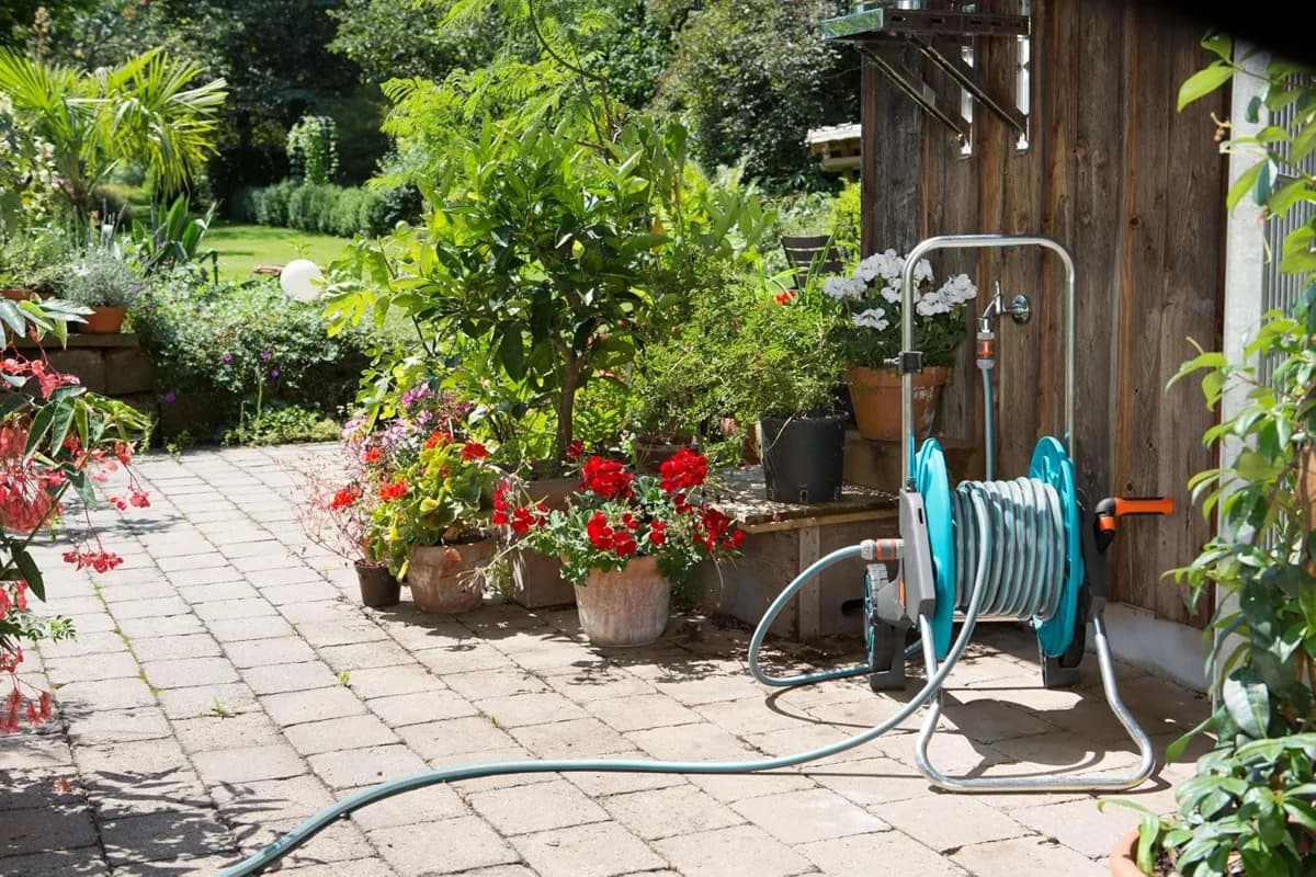 Gardena Classic Hortum 19 mm (3/4 inç) 50 m — Bahçede makarayla kullanım örneği