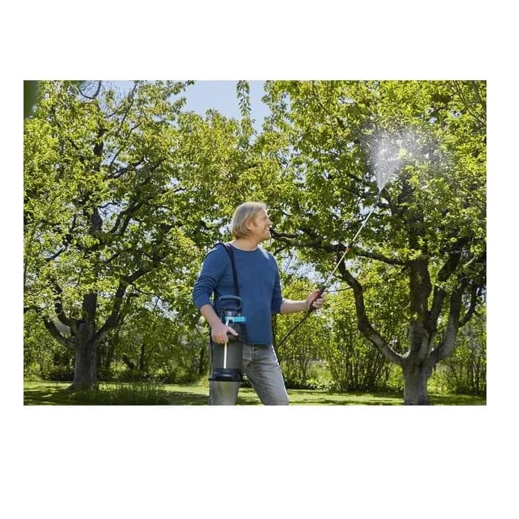 Gardena Basınçlı Püskürtücü 5 L 11130-20 — Bahçede püskürtme örneği