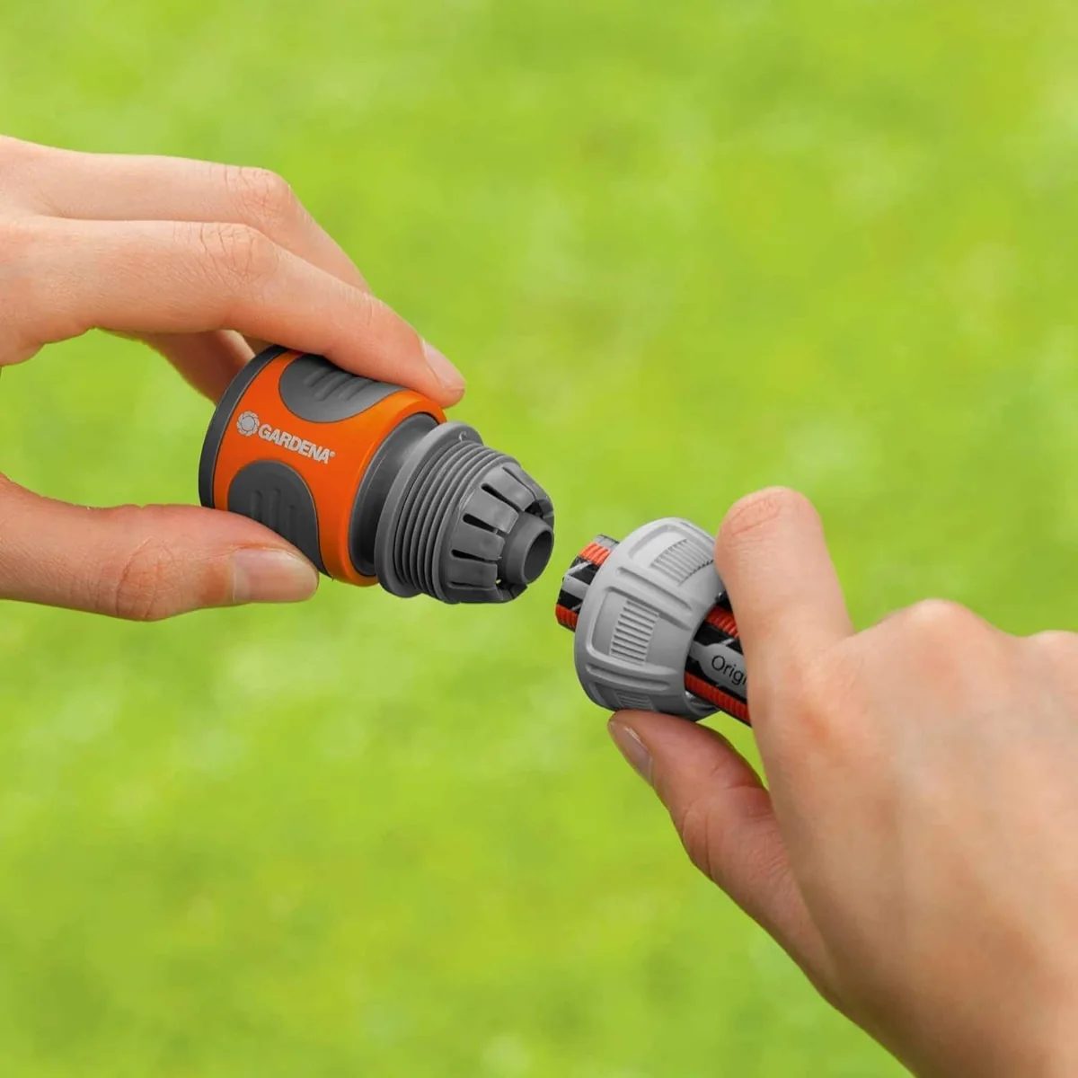 Gardena Hortum Bağlantısı 13 mm / 15 mm 18215-20 — Hortuma montaj örneği