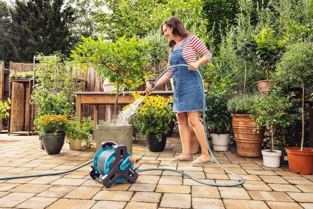 Gardena Classic Hortum 19 mm (3/4 inç) 50 m — Bahçede sulama örneği